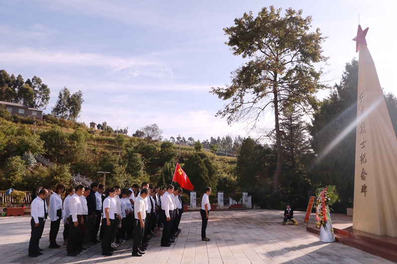 楚雄州人社局组织党员干部参观云龙烈士陵园