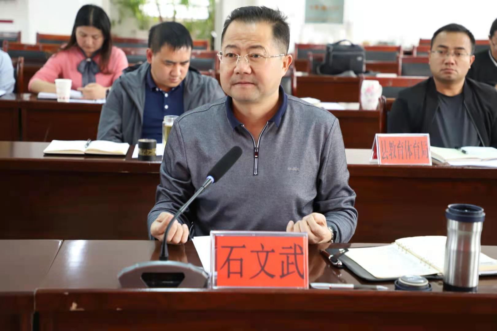 座谈会上,县委常委,县人民政府常务副县长石文武同志就南华县全力搭建