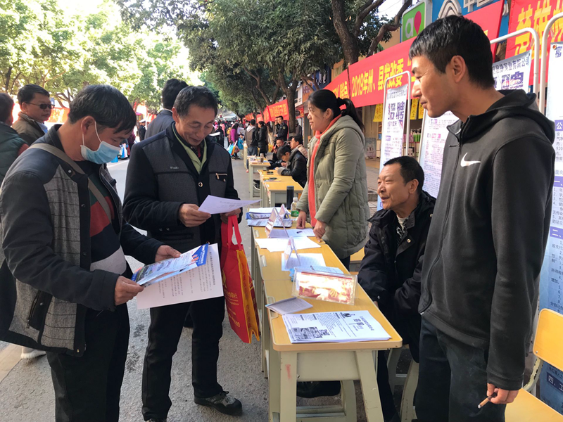 2.图为农村劳动力在宣传服务点了解务工信息。(黄金春摄)_副本.png